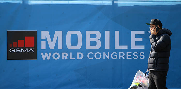El Gobierno critica la actitud de Torrent y Colau en el Mobile World Congress.