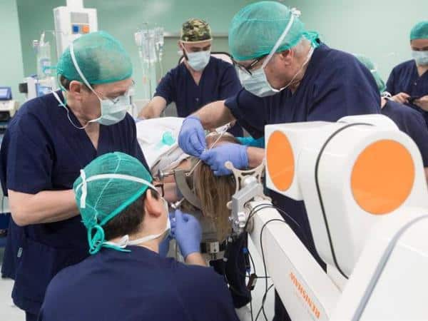 Operación de Parkinson con robot llega a España