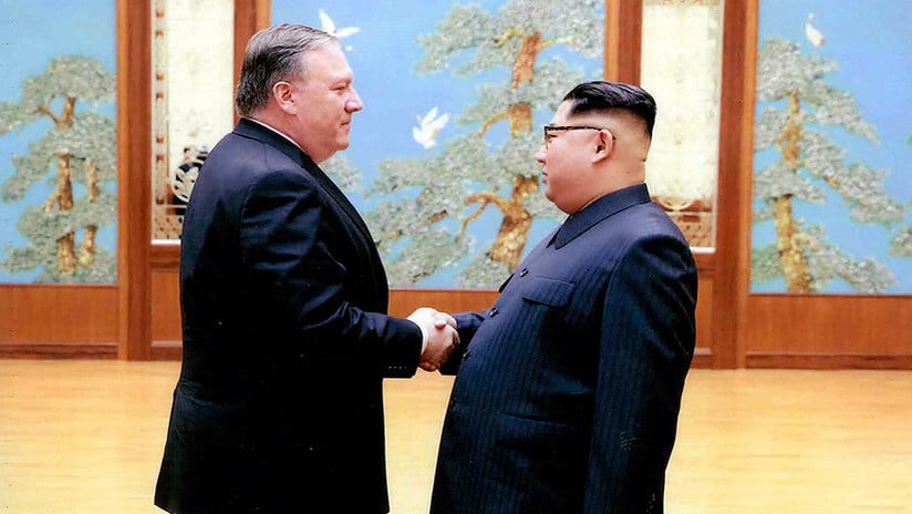 Las fotos de Pompeo y Kim Jong-un desveladas por EEUU