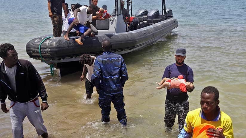 Fotos: Tres bebés muertos tras el naufragio migrante frente a Libia