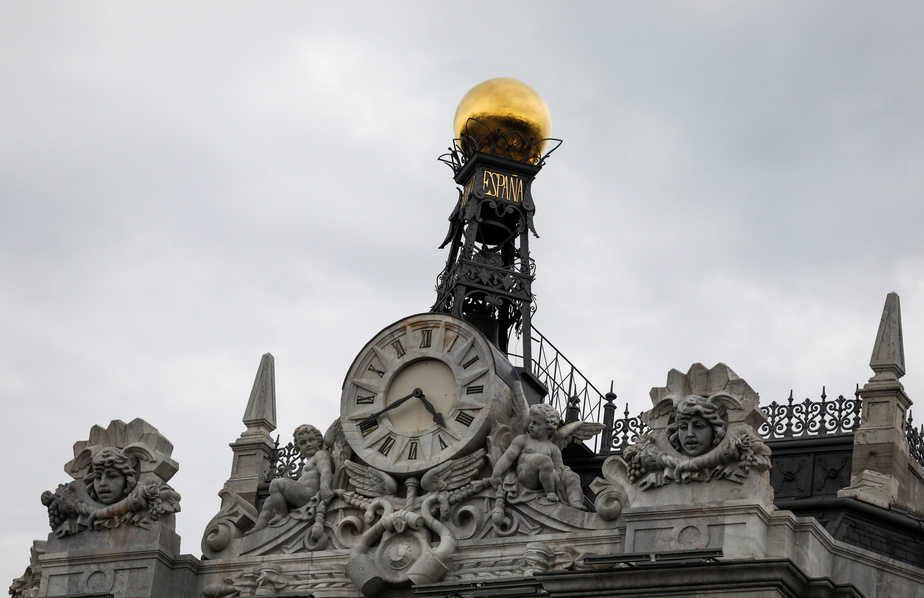 La Comisión Europea propondrá acabar con el cambio de hora en Europa. Imagen del reloj del Banco de España en Madrid (Reuters)