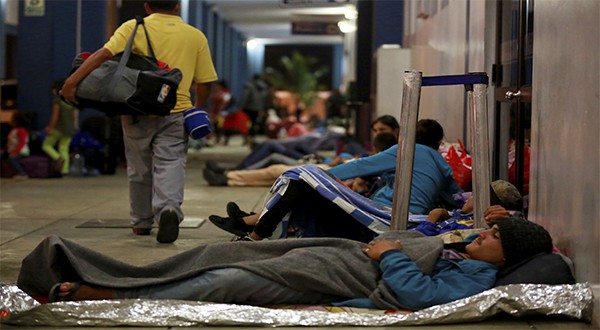 Venezolanos en el Centro Binacional de Servicios Fronterizos del Perú, en la frontera con Ecuador, en Tumbes, Perú (Reuters)