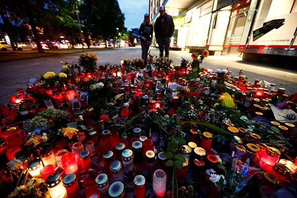 Velas y flores se ven en la escena del crimen donde un hombre alemán fue apuñalado en Chemnitz, Alemania, el 30 de agosto de 2018. REUTERS/Hannibal Hanschke