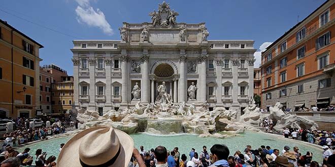Turistas frente a la Fontana di Trevi en Roma, Italia, el 25 de julio de 2017. REUTERS / Max Rossi