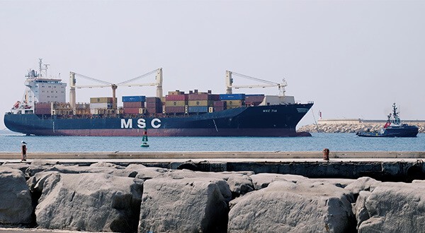 España registró déficit comercial de 35,2% entre enero y julio. En la imagen un buque de contenedores entra en el Puerto de Valencia arrastrado por un remolcador/Reuters