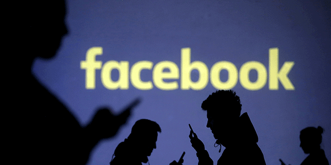 En la imagen, siluetas de usuarios de móvil junto a la proyección de un logo de Facebook en esta ilustración tomada el 28 de marzo de 2018. REUTERS/Dado Ruvic