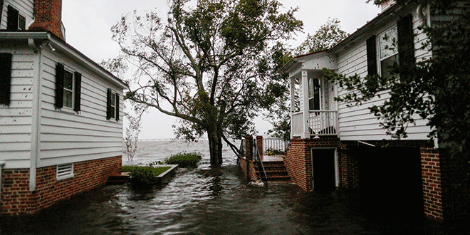 En la imagen, agua desbordada del río Neuse rodea las viviendas al paso de la tormenta por la ciudad de New Bern, en Carolina del Norte, el 14 de septiembre. REUTERS/Eduardo Munoz