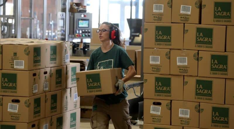 Una empleada lleva una caja en una fábrica de cerveza en Numancia de la Sagra, cerca de Madrid. REUTERS/Sergio Pérez