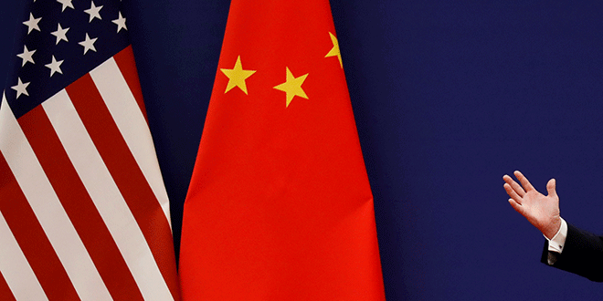 Donald Trump, pronuncia su discurso junto a las banderas estadounidenses y chinas mientras él y el presidente chino Xi Jinping se reúnen con líderes empresariales en Beijing, China, el 9 de noviembre de 2017. REUTERS / Damir Sagolj / Foto de archivo