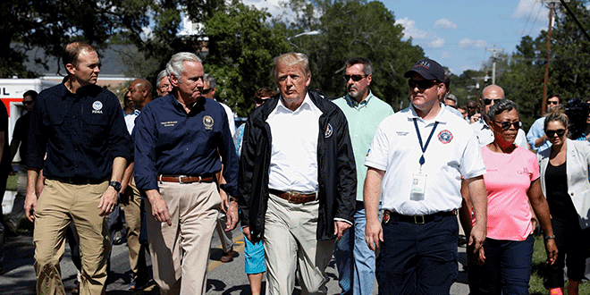 El presidente de EE. UU. Donald Trump repasa los daños causados por el huracán Florence con el gobernador de Carolina del Sur Henry McMaster (2ndL) en Conway, Carolina del Sur, EE. UU., 19 de septiembre de 2018. REUTERS / Kevin Lamarque