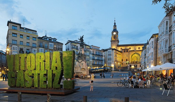 Vitoria-Gasteiz presume en verano de su potencial sostenible con propuestas volcadas en las familias, el turismo inclusivo, la enogastronomía local y la cultura.