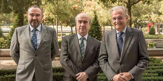 Fernando Ruiz, director de sostenibilidad de Repsol (izq.); Mariano Jabonero, secretario general de la OEI (centro) e Ignacio Egea, vicepresidente de Fundación Repsol (dcha.)