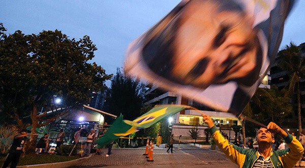 Según el sondeo de CNT/MDA, el ultraderechista Jair Bolsonaro aumentó su ventaja antes de las elecciones presidenciales de Brasil/Reuters