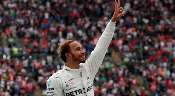 Lewis Hamilton celebra después de ganar su quinto campeonato mundial de la Fórmula Uno a pesar de finalizar en el cuarto lugar del Gran Premio de México, en el Autódromo Hermanos Rodríguez, Ciudad de México, México, 28 de octubre de 2018. REUTERS/Henry Romero