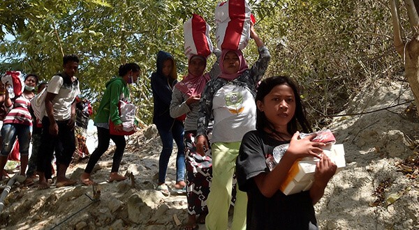 Supervivientes del tsunami de Indonesia buscaban este miércoles en forma desesperada comida en las granjas/Reuters