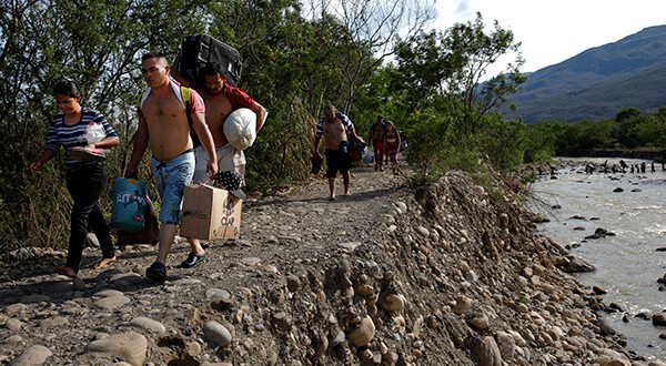 Migrantes huyen de la miseria en Venezuela, pero llegar al extranjero los obliga la mayoría de las veces a entregar sus pocos dólares a grupos delictivos para cruzar la frontera/Reuters