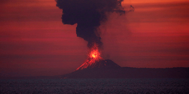 El volcán Anak Krakatau (Niño de Krakatoa) en el Océano Índico, Indonesia.