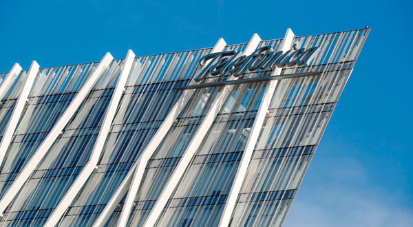 El logo de Telefónica en un edificio de la empresa en Barcelona, el 22 de octubre de 2018. REUTERS/Albert Gea