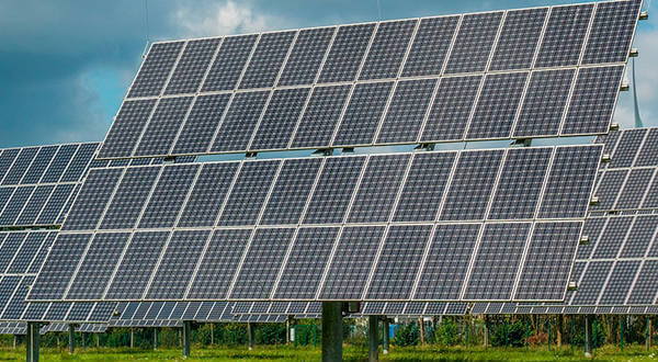 Entre las energías renovables que crecieron este año, la solar fotovoltaica fue protagonista con su adición de 90GW de capacidad instalada