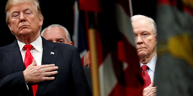 El presidente de los EEUU Donald Trump y el fiscal general Jeff Sessions durante la interpretación del himno nacional. Foto: REUTERS / Jonathan Ernst