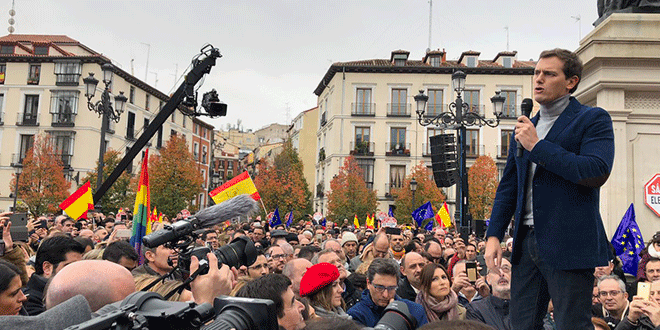 Bajo el lema "Stop Sánchez", el líder de Ciudadanos Albert Rivera instó al Gobierno socialista a convocar a "elecciones ya". Madrid, 24 de noviembre de 2018.