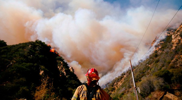 Los bomberos luchan contra el incendio Woolsey en Malibu, California, el 11 de noviembre de 2018. REUTERS/Eric Thayer