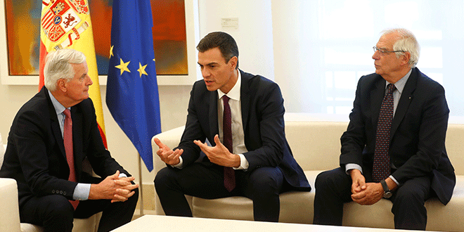El negociador jefe del Brexit de la UE, Michel Barnier, junto al presidente del Gobierno español, Pedro Sánchez, y el ministro de Exteriores, Josep Borrell, en el Palacio de la Moncloa, Madrid. REUTERS/Juan Medina