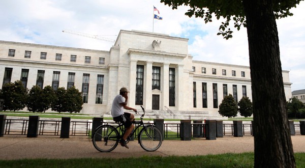 Un ciclista pasa frente a la Reserva Federal en Washington, EEUU, el 22 de agosto de 2018. REUTERS/Chris Wattie