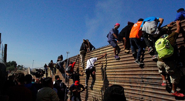 Pentágono evalúa prorrogar hasta el 31 de enero presencia del Ejército en frontera sur por la masiva presencia de migrantes centroamericanos/Reuters