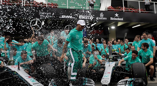 Británico Lewis Hamilton ganó el GP de Brasil y Mercedes es campeón, en una carrera donde Max Verstappen agredió físicamente a Esteban Ocon/Reuters