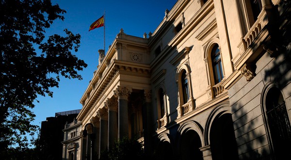 En la imagen de archivo, una bandera española ondea sobre el edificio de la bolsa de Madrid el 1 de junio de 2016. REUTERS/Juan Medina