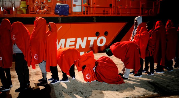 Mujeres migrantes esperan para subirse al buque de rescate "Mastelero" en el puerto de Málaga, 12 de octubre de 2018. REUTERS/Jon Nazca