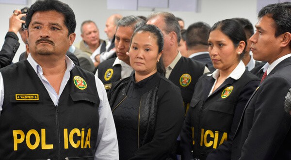 La líder opositora peruana Keiko Fujimori es escoltada por funcionarios de la policía después de que un juez ordenó su prisión preventiva. Cortesía de Palacio de Justicia/Distribuida a través de REUTERS