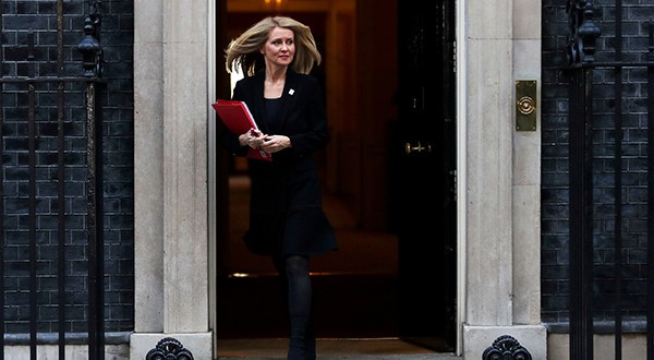 Ministros dimiten luego de que gabinete británico aprobó acuerdo del Brexit. En la imagen la ministra de trabajo y pensiones de Reino Unido, Esther McVey/Reuters