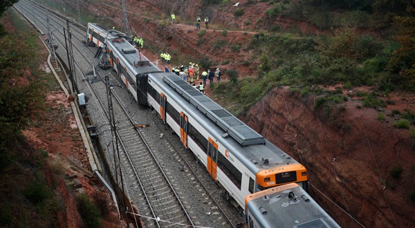 En la imagen, equipos de rescate estudian el lugar en el que un tren descarriló entre Terrassa y Manresa, a las afueras de Barcelona, España, 20 de noviembre de 2018. REUTERS/Albert Gea