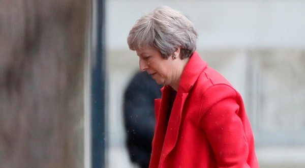 La primera ministra británica Theresa May regresa a Downing Street en Londres, Reino Unido, 12 de noviembre de 2018. REUTERS/Simon Dawson