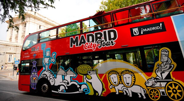 Un autobús turístico madrileño a las afueras del Palacio Real el 3 de septiembre de 2018. REUTERS/Juan Medina