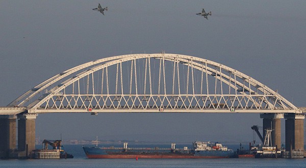 La Unión Europea instó este lunes a Rusia a devolver los tres barcos ucranianos apresados, pero Moscú no tiene intenciones de hacerlo/Reuters