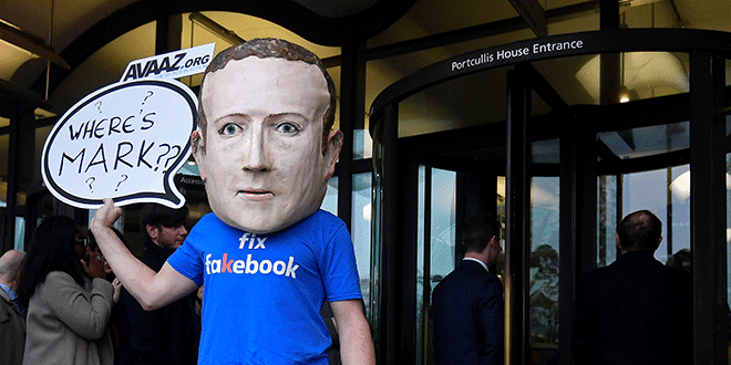 Un activista de un grupo de presión política usa una máscara sobredimensionada del fundador y CEO de Facebook, Mark Zuckerberg, después de que no asistió a una reunión sobre noticias falsas organizada por el Comité Digital, Cultura, Medios y Deportes del Parlamento en Londres el 27 de noviembre de 2018. REUTERS / Toby Melville