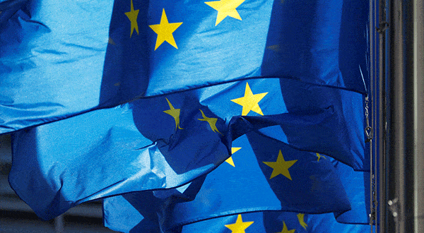 Banderas de la UE fuera de la sede de la Comisión Europea en Bruselas. REUTERS/Francois Lenoir