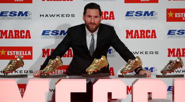 Lionel Messi posa con sus cinco Botas de Oro (REUTERS)