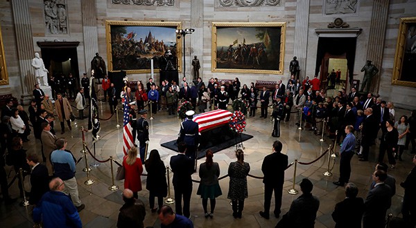 Despiden a expresidente George H.W. Bush en el Capitolio. Luego será llevado este miércoles a la catedral nacional de Washington/Reuters