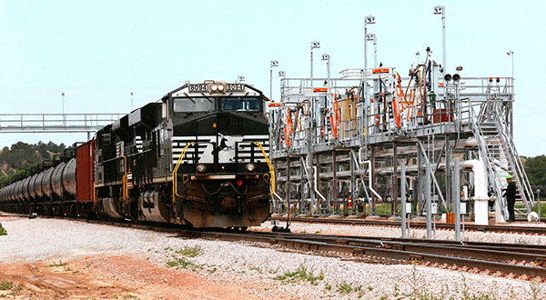 Un tren cargado con crudo en Ft. Laramie, EEUU, jul 15, 2014. REUTERS/Rick Wilking