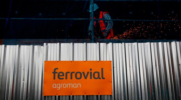 Logo de Ferrovial en una construcción. REUTERS