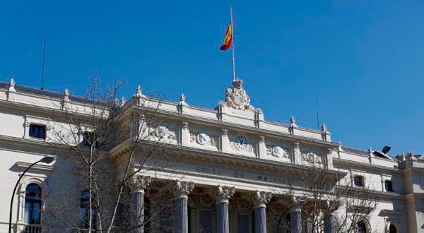 En la imagen de archivo, la fachada de la Bolsa de Madrid. REUTERS/Paul Hanna