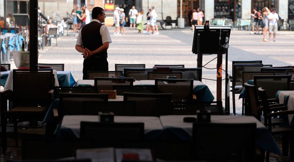 Un camarero a la espera de clientes en una terraza de la Plaza Mayor en el centro de Madrid, 23 de agosto de 23, 2018. REUTERS/Sergio Pérez