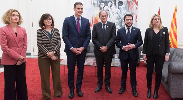 En Palacio de Pedralbes los presidentes Pedro Sánchez y Quim Torra (en el centro) apuestan por el "diálogo efectivo" ante el conflicto catalán/Cortesía