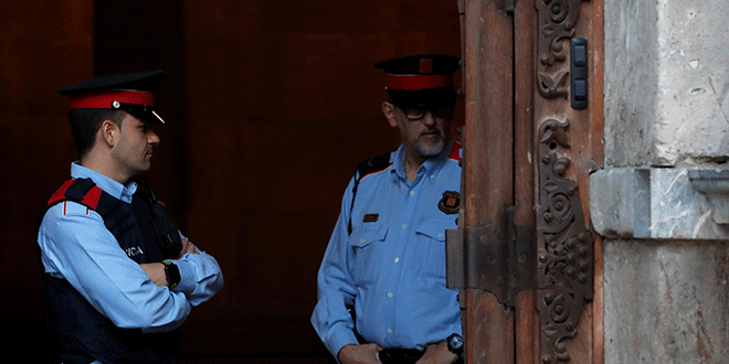 Imagen de archivo de dos Mossos d'Esquadra de guardia en el Palacio de la Generalitat en Barcelona, el 30 de octubre de 2017. REUTERS/Yves Herman