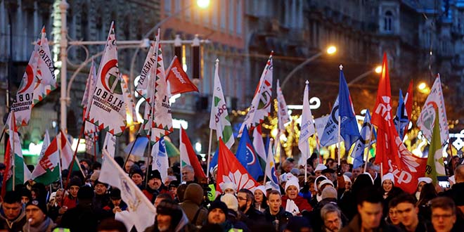 Manifestación contra la nueva legislación laboral, considerada como la "ley de esclavos" en Budapest, Hungría