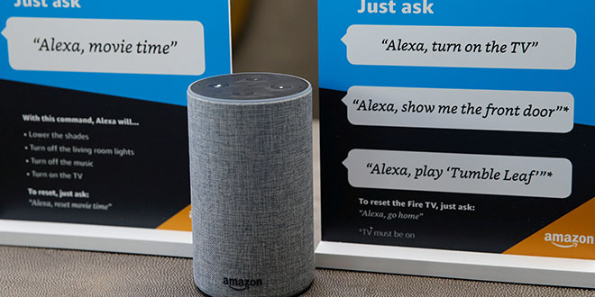 FOTO DE ARCHIVO: Ejemplos sobre cómo utilizar el asistente de Amazon Alexa, en un centro de Amazon en Vallejo, California, EEUU, 8 de mayo de 2018. REUTERS/Elijah Nouvelage/File Photo